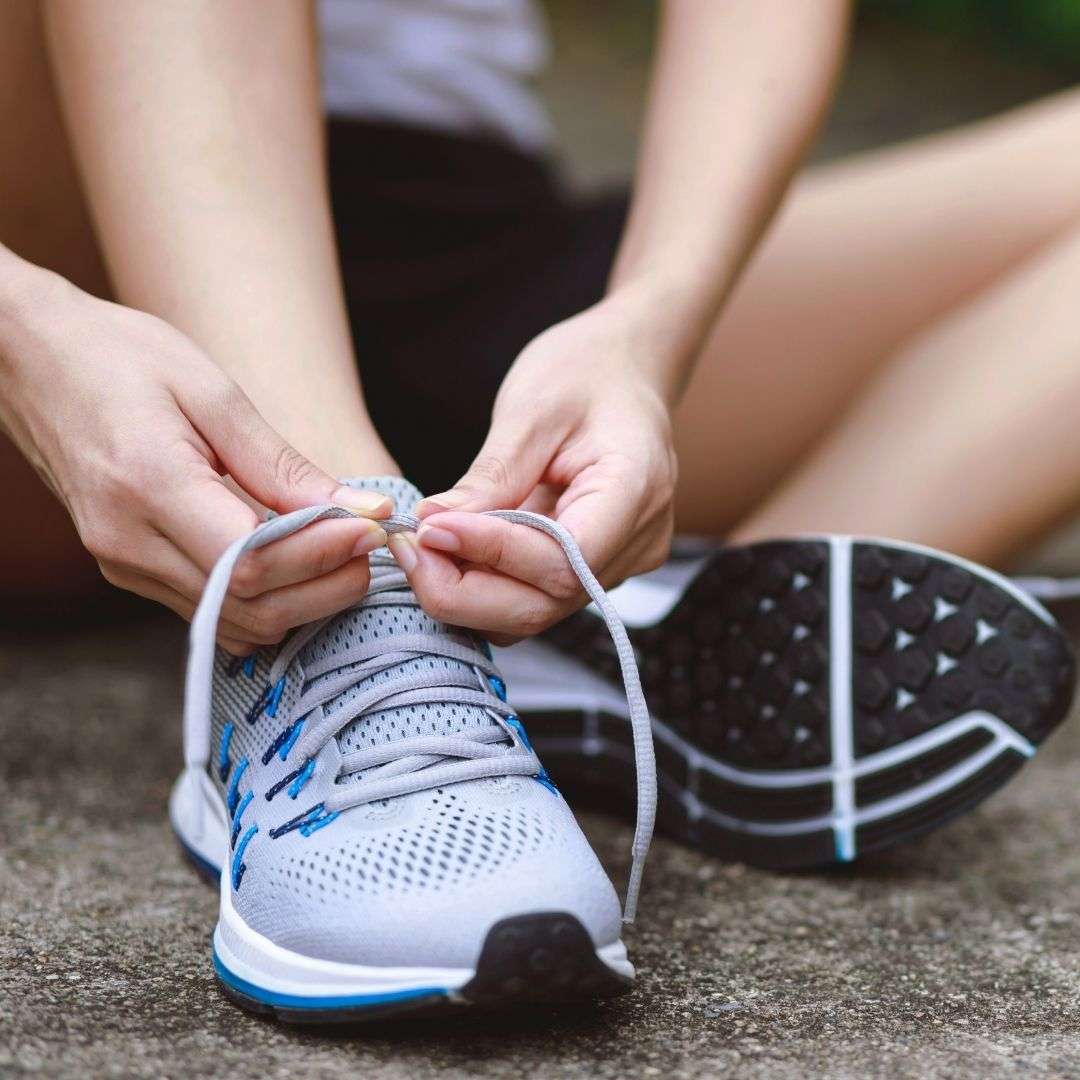 lacing running shoes